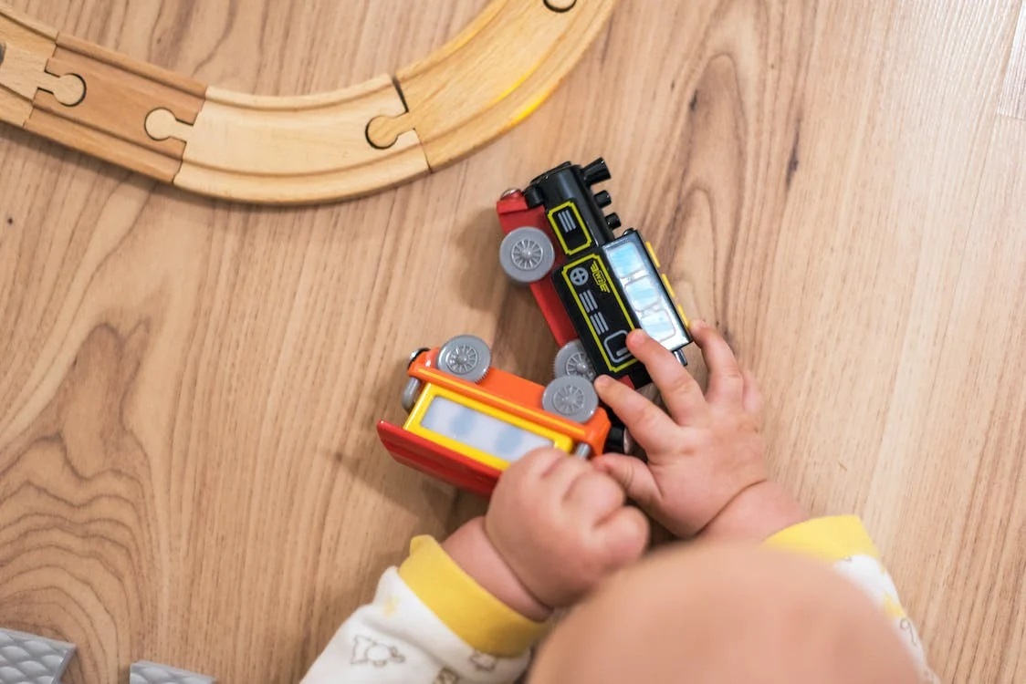 Entertaining your little ones on a long train trip